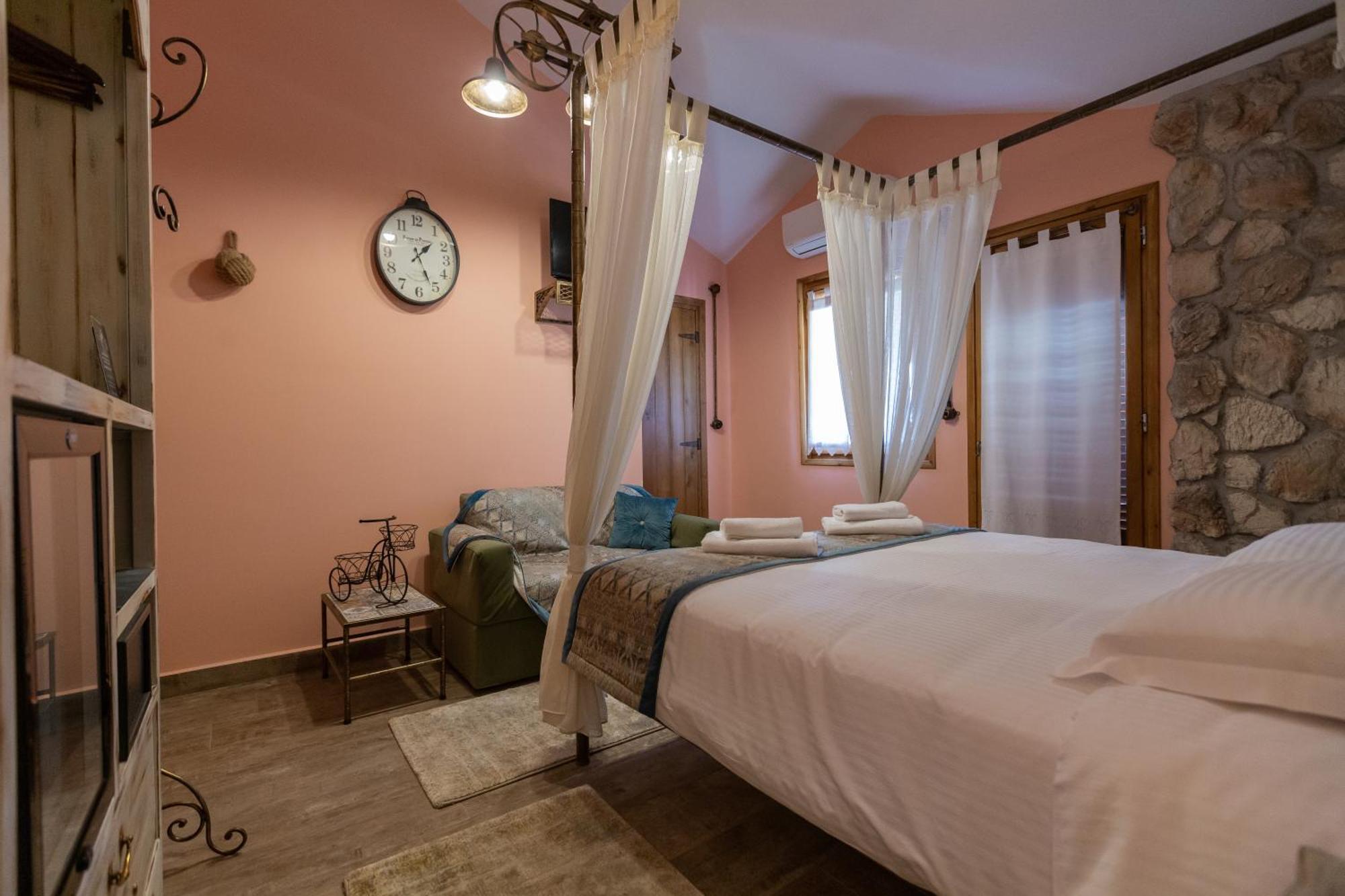 Maria'S Boutique Rooms Corinth Room photo
