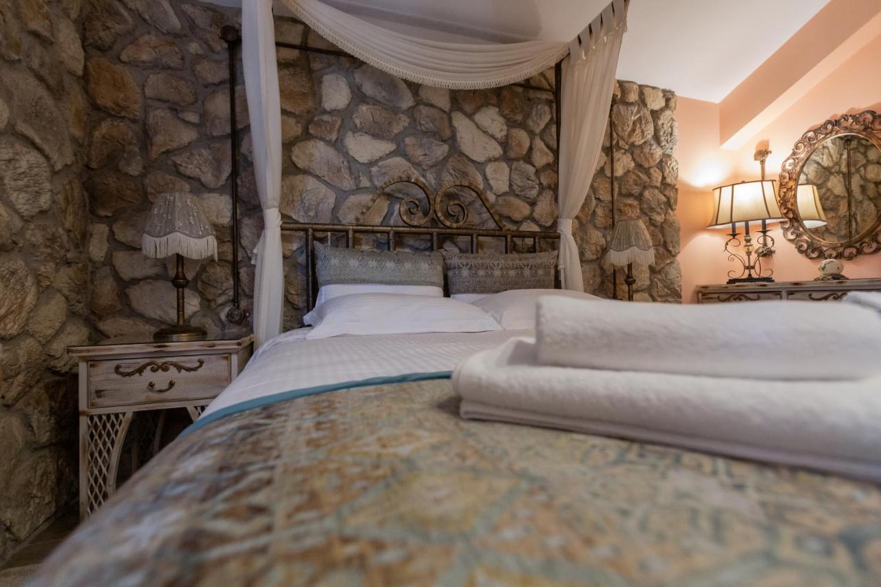 Maria'S Boutique Rooms Corinth Exterior photo